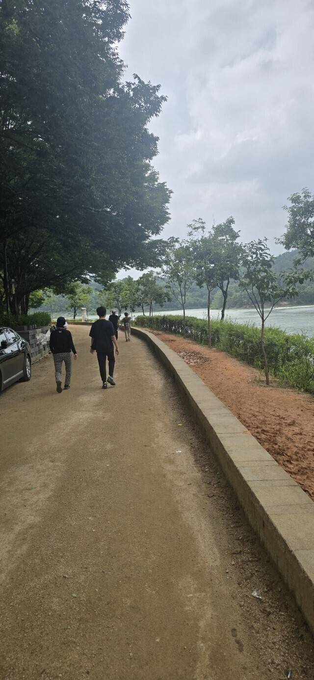 금호강변을 따라 시민들이 산책하고 있다.(대구광역시 걷기협회)