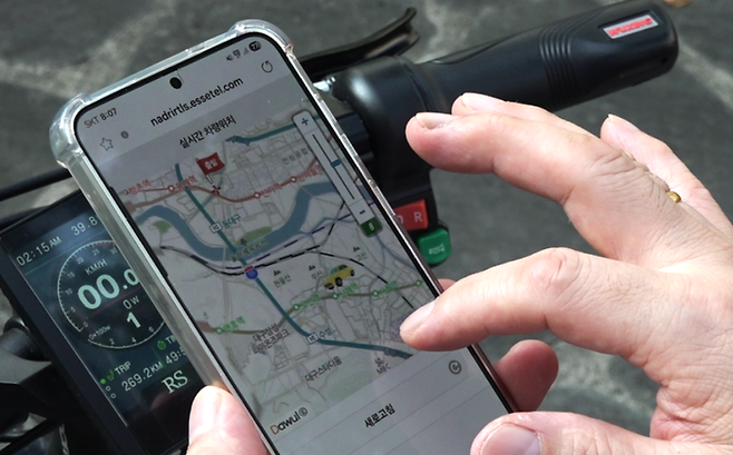 23일 오전 8시7분  휠체어 장애인 송두용씨가 호출한 나드리콜의 실시간 위치 현황을 휴대폰으로 검색하고 있다. 박지현기자 lozpjh@yeongnam.com