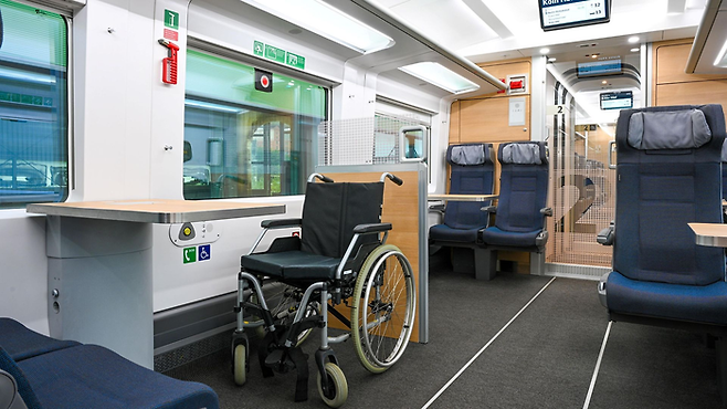 독일철도청(DB)이 최근 공개한 저상형 고속열차 ICE L의 내부 휠체어 공간. <영남일보DB>