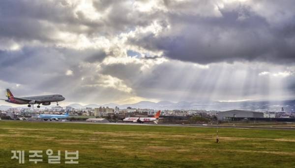 제주와 인천을 직접 연결하는 국내선 항공편이 이르면 오는 5월부터 운항을 시작할 전망이다.