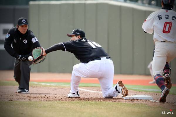 1루수로 출전한 김현수(사진=KT)
