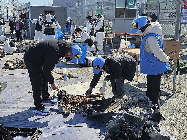 19일 오전 무안군 무안국제공항에서 진행된 국토교통부 항공철도사고조사위원회와 과학수사대의 8차 잔해 조사에 유가족들이 참여하고 있다. 강주비 기자
