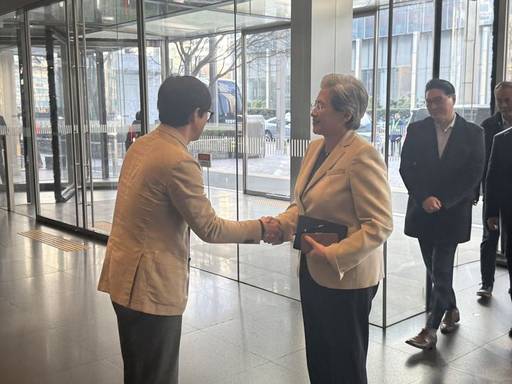 19일 서울 서초구 삼성전자 서초사옥을 찾은 리사 수 AMD 최고경영자(CEO)와 김정현 삼성전자 모바일경험(MX) 사업부 부사장이 악수하고 있다./뉴시스