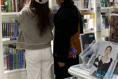 서울 시내 한 굿즈 매장에서 소비자들이 아이돌 앨범과 포토카드를 고르고 있다. 사진=김재은 인턴기자