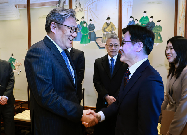 김정관 산업통상부 장관(오른쪽)이 지난 18일(현지시간) 중국 베이징에서 왕원타오 중국 상무부 부장과 악수하고 있다. 사진=산업통상부