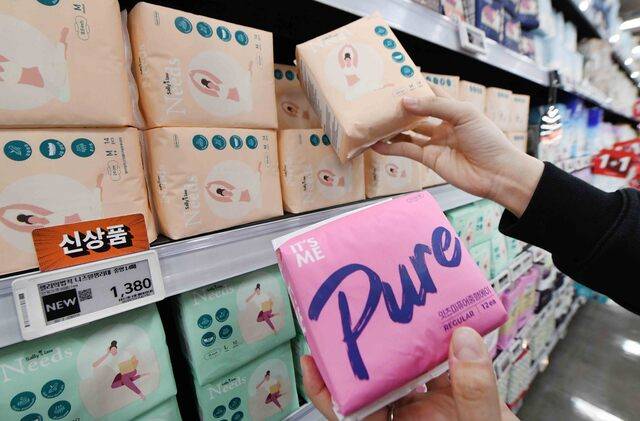 서울 등촌동 ‘홈플러스 메가 푸드 마켓 라이브’ 강서점에 진열된 초저가 ‘샐리의법칙 니즈원 생리대’와 ‘잇츠미 퓨어 생리대’. 가격은 중형 기준 개당 98~99원 수준이며, 100% 국내에서 생산됐다.(홈플러스 제공)