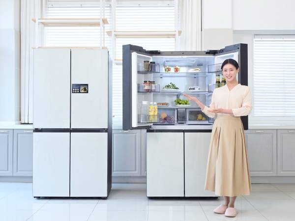삼성전자 모델이 AI 기반의 고도화된 식재료 관리 기능을 제공하는 2026년형 '비스포크 AI 패밀리허브' 냉장고를 소개하고 있다. /영상=삼성전자 제공