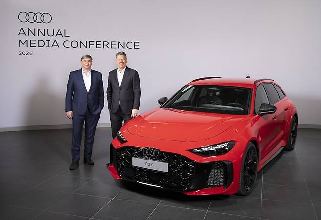 아우디가 올해 5종 이상의 신차를 출시하고 반등을 노리고 있다. 사진은&nbsp;위르겐 리터스베르거 아우디 그룹 CFO(왼쪽)와 게르놋 될너&nbsp;아우디 AG CEO(오른쪽)가 2026 신년 미디어 간담회에 참석해 RS 5 모델과 기념촬영을 한 모습. / 아우디코리아