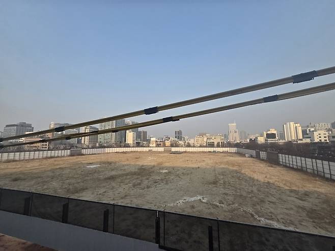 ▲세운4구역 현장 전경.  17일 국가유산청의 SH 고발 이후 중장비가 모두 철수하면서 잡초만 남은 채 공정이 멈춘 모습이다. 사진=장혜원 기자