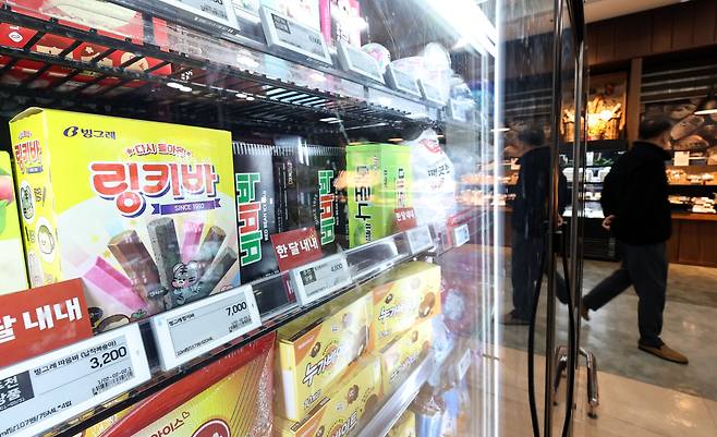 롯데웰푸드와 빙그레, 삼립 등 주요 업체들은 4월 출고분부터 일부 제품 가격을 내리기로 했다. /연합뉴스