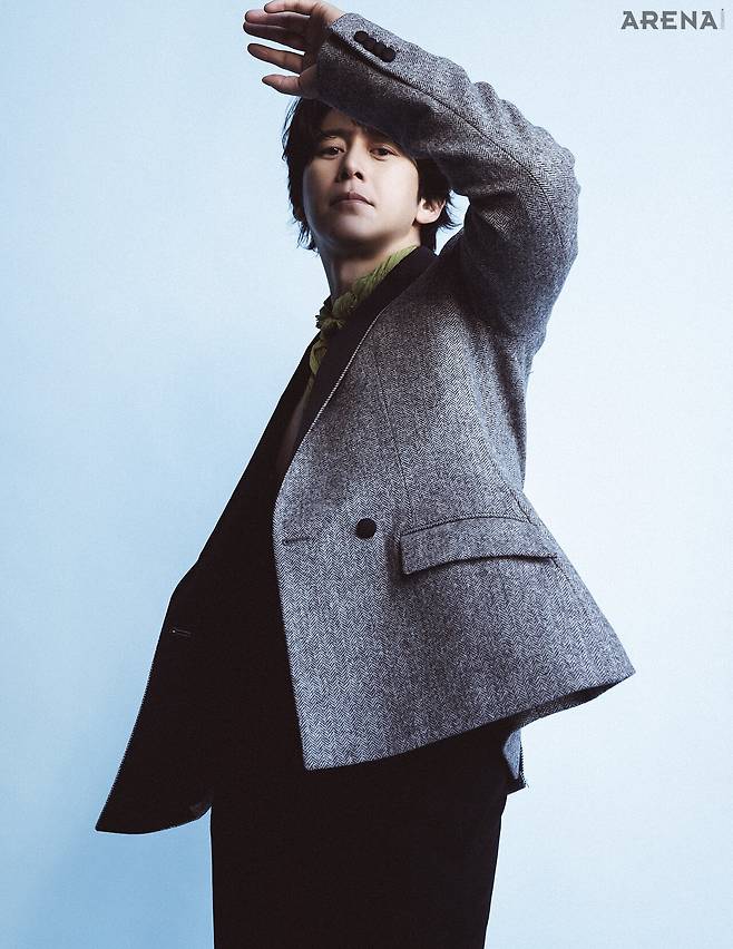 그레이 버진 울 재킷·테일러드 팬츠 모두 디올, 트위스트 크럼플 스카프 아미 제품.&nbsp;