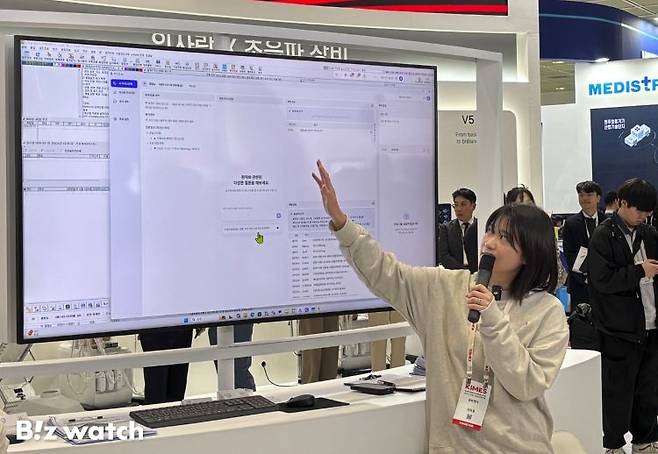 유비케어 행사장 스태프가 '의사랑AI'를 공개 시연하고 있다./사진=이선우 기자