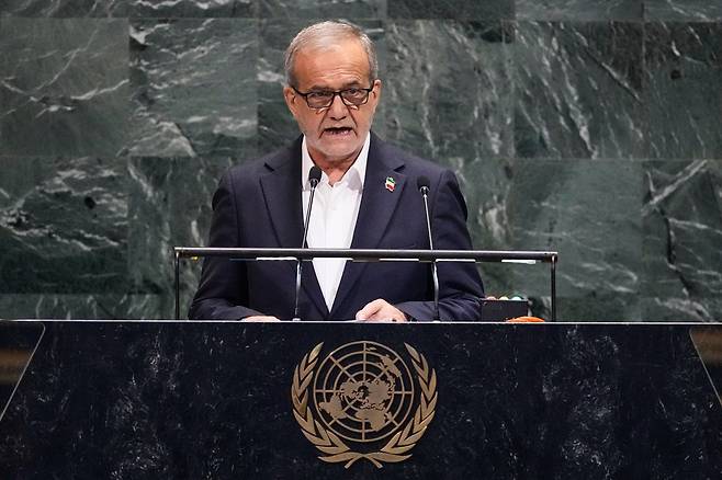 지난해 뉴욕에서 열린 제80차 유엔총회에서 마수드 페제시키안 이란 대통령이 연설하고 있다. (출처=AP/뉴시스)