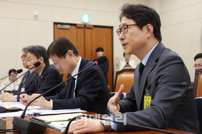 이재원 빗썸 대표가 지난달 11일 서울 여의도 국회에서 열린 정무위원회 전체회의에서 비트코인 오지급 사태에 대한 질의에 답변하고 있다. (사진=이데일리 노진환 기자)