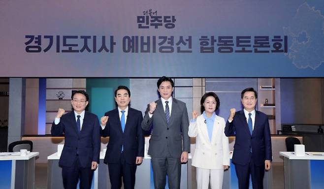 19일 서울 마포구 JTBC에서 열린 더불어민주당 경기도지사 예비경선 합동토론회에서 예비후보들이 기념 촬영하고 있다. 왼쪽부터 권칠승양기대한준호추미애김동연 예비후보. (사진=연합뉴스)