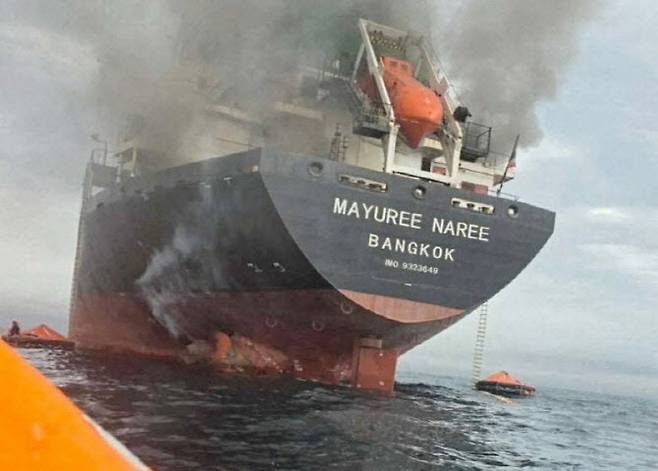 호르무즈 해협에서 피격 당한 태국 화물선 (사진=로이터 연합뉴스)