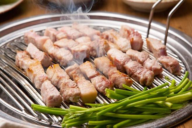 삼겹살 냄새의 대부분은 지방이 타면서 생기는 연기 때문이다. 사진=게티이미지뱅크