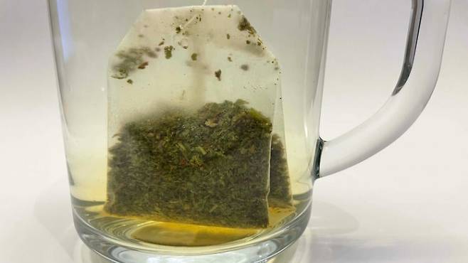 쓰고 남은 티백 안에는 카테킨 등 쓸모있는 성분이 여전히 남아 있다. 사진=게티이미지뱅크