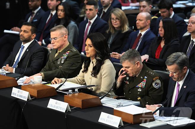 18일(현지시간) 사진 왼쪽부터 캐시 파텔 미 연방수사국(FBI) 국장, 제임스 애덤스 국방정보국(DIA) 국장, 털시 개버드 미국 국가정보국(DNI) 국장, 윌리엄 하트먼 국가안보국(NSA) 국장 대행, 존 랫클리프 중앙정보국(CIA) 국장이 워싱턴DC 국회의사당에서 열린 상원 정보위원회 청문회에 출석한 모습. 2026.03.18 ⓒ 로이터=뉴스1