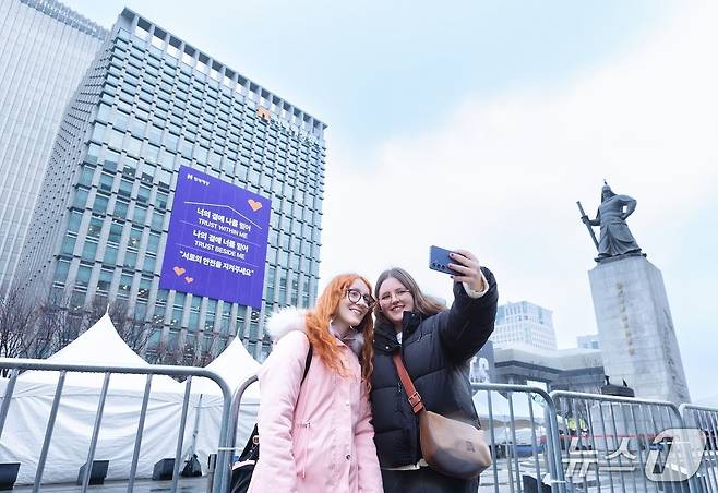 맞은편에 위치한 현대해상도 본사 사옥 전면에 BTS 노래 가사와 보험업의 본질인 '신뢰와 안전'의 의미를 결합한 대형 현수막을 내걸었다./사진제공=현대해상