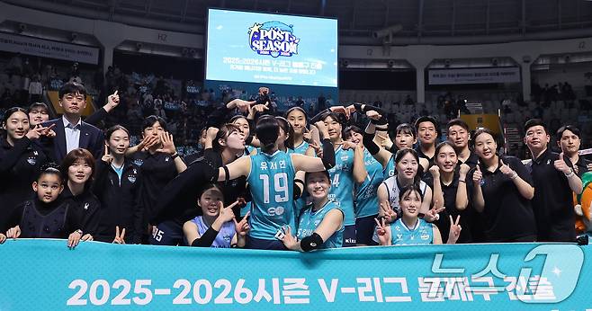 18일 오후 서울 중구 장충체육관에서 열린 2025-2026 프로배구 V리그 여자부 GS칼텍스와 현대건설의 경기에서 세트스코어 3-0으로 승리하며 준플레이오프 진출을 확정지은 GS칼텍스 선수들이 기념 촬영을 하고 있다. 2026.3.18 ⓒ 뉴스1 박지혜 기자