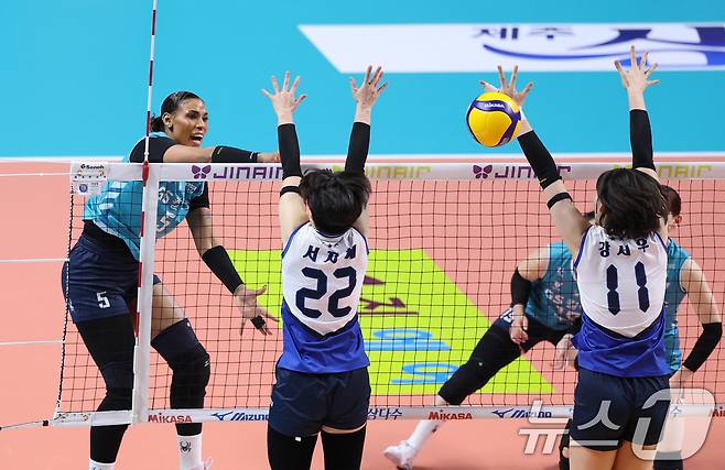 18일 오후 서울 중구 장충체육관에서 열린 2025-2026 프로배구 V리그 여자부 GS칼텍스와 현대건설의 경기에서 GS칼텍스 실바가 공격을 시도하고 있다. 2026.3.18 ⓒ 뉴스1 박지혜 기자
