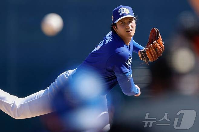 LA 다저스 오타니 쇼헤이가 19일(한국시간) 열린 샌프란시스코 자이언츠와 2026 메이저리그 시범경기에서 선발 등판해 역투하고 있다. ⓒ AFP=뉴스1