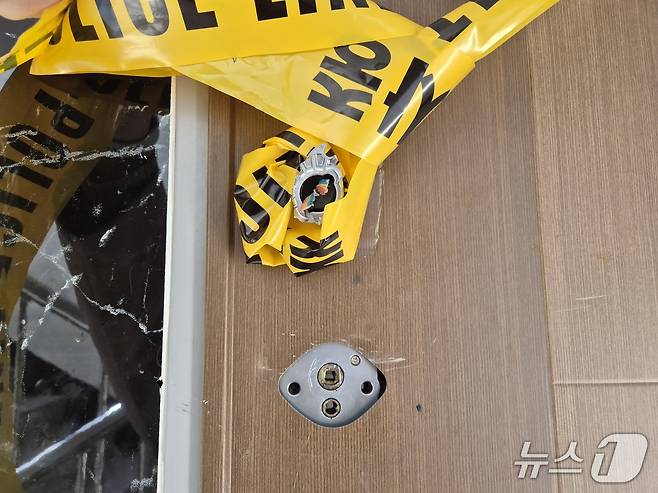 19일 오전 9시께 울산 울주군의 한 빌라 현관문의 잠금장치와 손잡이가 뜯겨있다. 지난 18일 이곳 안에서 30대 남성과 미성년 자녀 4명이 숨진 채로 발견됐다.2026.3.19ⓒ 뉴스1 박정현 기자