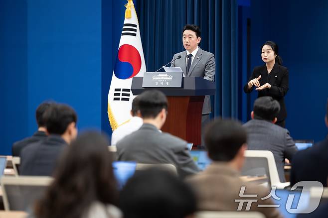 강훈식 비서실장이 18일 춘추관에서 전략경제협력 대통령 특사 UAE 방문 결과 브리핑을 하고 있다. 2026.3.18 ⓒ 뉴스1 이재명 기자