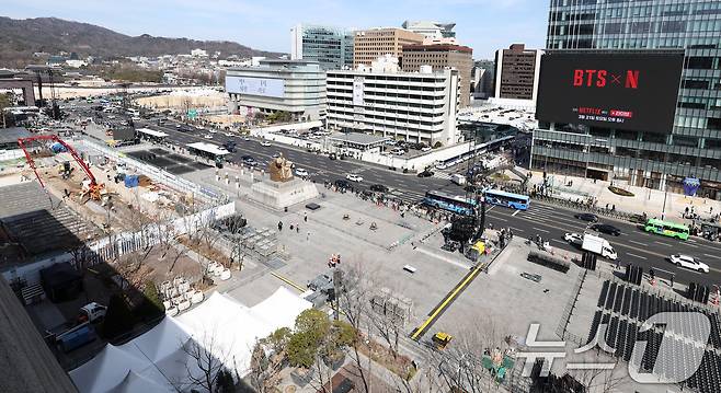 방탄소년단(BTS) 완전체 컴백 공연이 이틀 앞으로 다가온 19일 서울 광화문광장 인근 빌딩 전광판에 컴백 공연을 알리는 광고가 표출되고 있다. 2026.3.19 ⓒ 뉴스1 최지환 기자