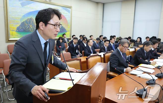 이재원 빗썸 대표가 11일 서울 여의도 국회 정무위원회에서 열린 빗썸의 비트코인 오지급 사태와 관련 긴급현안질의에 출석해 의원 질의에 답하고 있다. 2026.2.11 ⓒ 뉴스1 신웅수 기자