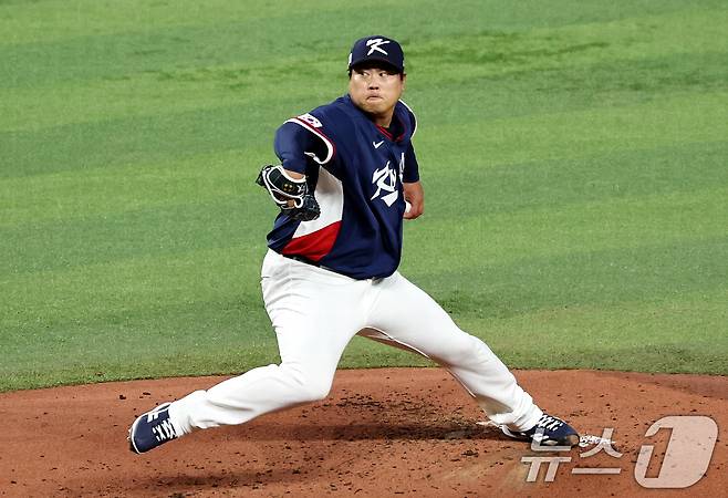 13일 오후(현지시간) 미국 플로리다주 마이애미 론디포파크에서 열린 2026 월드베이스볼클래식(WBC) 8강전 대한민국과 도미니카공화국의 경기. 대한민국 선발투수 류현진이 역투하고 있다. 2026.3.14 ⓒ 뉴스1 구윤성 기자