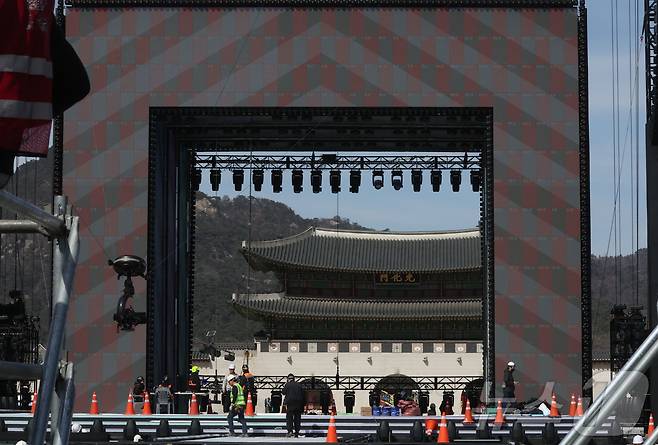 방탄소년단(BTS) 공연을 이틀 앞둔 19일 서울 종로구 광화문 광장에서 관계자들이 무대 설치를 하고 있다. (공동취재) 2026.3.19 ⓒ 뉴스1 최지환 기자