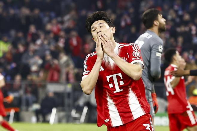 바이에른 뮌헨 수비수 김민재가 19일(한국시간) 독일 뮌헨의 알리안츠 아레나에서 열린 아탈란타와 2025~2026시즌 UCL 16강 2차전 홈경기에 뛰고 있다. 사진 | 뮌헨=EPA연합뉴스