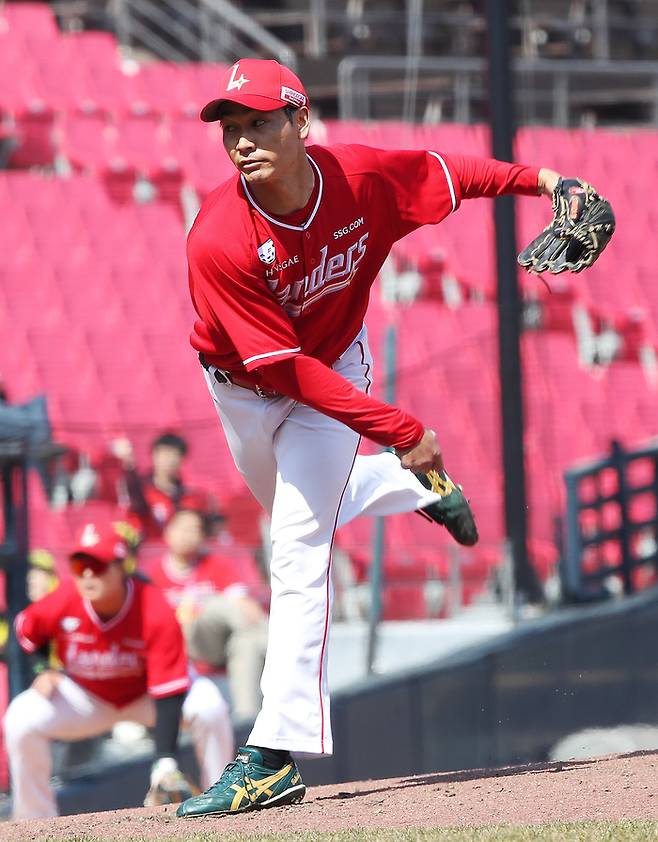 SSG 다케다 쇼타가 13일 광주-기아 챔피언스필드에서 열린 2026 KBO리그 시범경기 KIA전에서 힘차게 공을 던지고 있다. 사진 | KIA 타이거즈