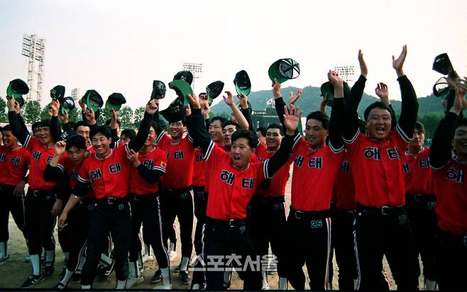 1991년 한국시리즈에서 우승한 해태 타이거즈. 검빨 유니폼은 해태 왕조의 상징이었다. 스포츠서울DB