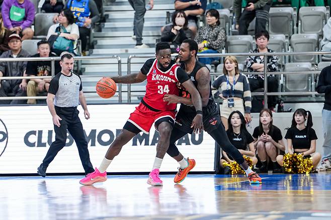 서울 SK 자밀 워니(왼쪽)가 18일 마카오 탭 섹 멀티스포트 파빌리온에서 열린 2025~2026시즌 EASL(동아시아 슈퍼리그) 파이널스 6강 타오위안전에서 포스트업을 하고 있다. 사진 | EASL