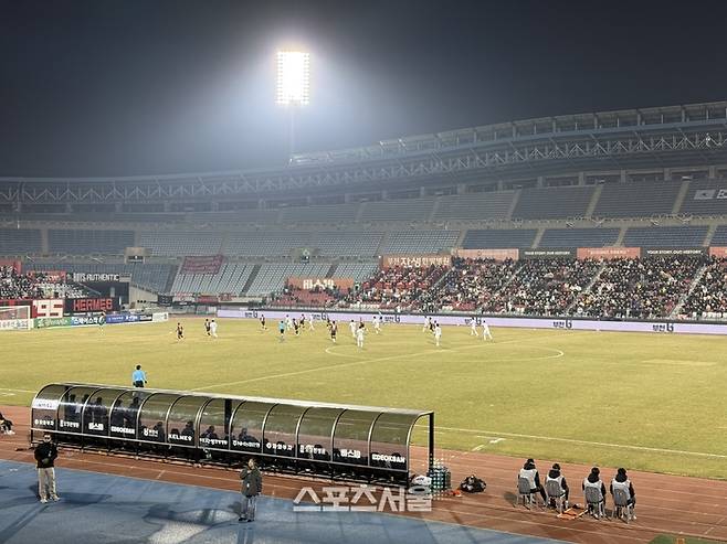 부천과 강원의 경기가 열린 18일 부천종합운동장 모습. 부천 | 정다워 기자