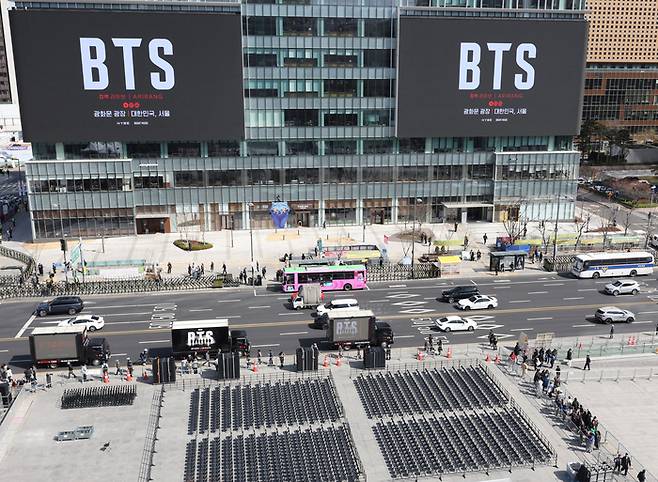 BTS 공연 준비로 분주한 광화문광장. 사진 | 연합