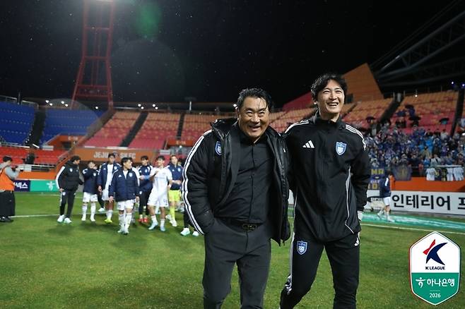 울산HD 김현석(왼쪽) 감독과 곽태휘 코치. 사진 | 한국프로축구연맹