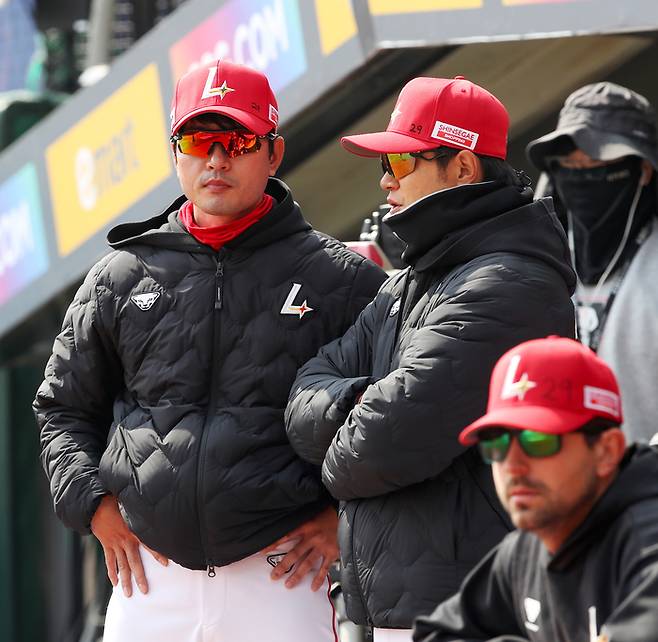 SSG 김성현(왼쪽)과 김재현이 17일 인천SSG랜더스필드에서 열린 2026 KBO리그 시범경기 삼성전에서 김광현의 등번호 ‘29’가 적힌 모자를 착용하고 있다. 사진 | SSG 랜더스