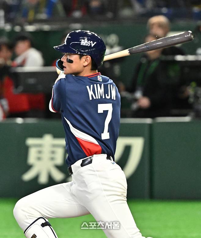 대한민국 야구대표팀의 김주원이 7일 일본 도쿄 도쿄돔에서 열린 2026 월드베이스볼클래식(WBC) 조별리그 일본과 경기 8회초 2사 1,2루 상황에서 1타점 적시타를 치고 있다.  도쿄(일본) | 박진업 기자 upandup@sportsseoul.com