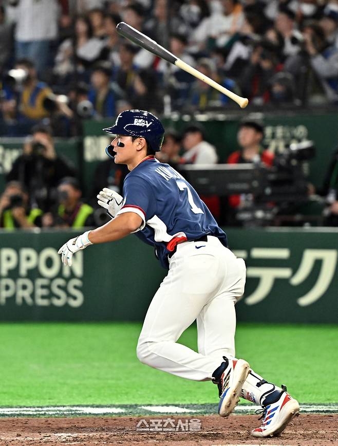 대한민국 야구대표팀의 김주원이 7일 일본 도쿄 도쿄돔에서 열린 2026 월드베이스볼클래식(WBC) 조별리그 일본과 경기 8회초 2사 1,2루 상황에서 1타점 적시타를 치고 있다.  쿄(일본) | 박진업 기자 upandup@sportsseoul.com