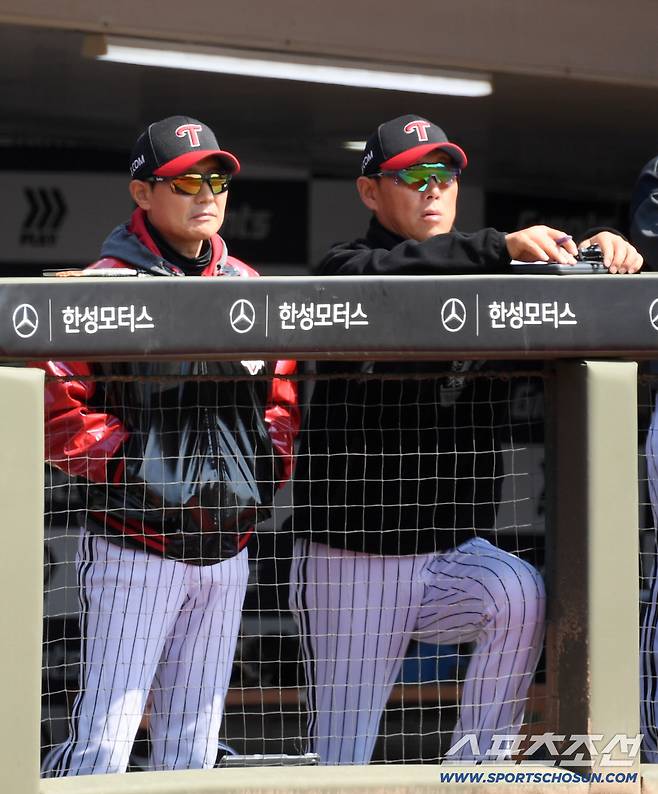 14일 부산 사직야구장에서 열린 KBO리그 롯데 자이언츠와 LG 트윈스의 시범경기. LG 염경엽 감독이 경기를 지켜보고 있다. 부산=박재만 기자 pjm@sportschosun.com/2026.03.14/