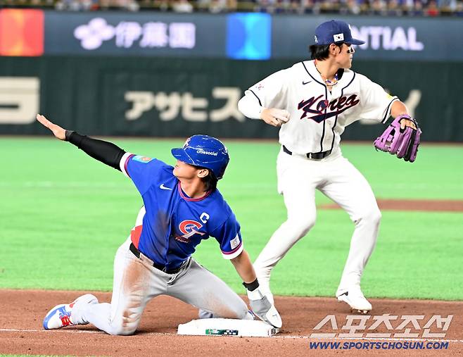 8일 일본 도쿄돔에서 열린 WBC(월드베이스볼클래식) 한국과 대만의 경기, 연장 10회초 승부치기, 무사 2루 장샤오훙의 번트때 2루주자 천셴이 3루 세이프되고 있다. 도쿄(일본)=허상욱 기자wook@sportschosun.com/2026.03.08/