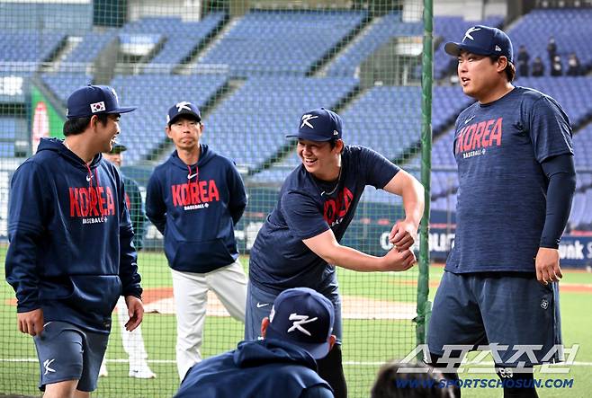 3일 일본 오사카 교세라돔에서 열린 WBC(월드베이스볼클래식) 한국과 오릭스 버팔로스의 경기. 경기 전 류현진 노시환 문현빈이 이야기를 나누고 있다. 오사카(일본)=허상욱 기자wook@sportschosun.com/2026.03.03/