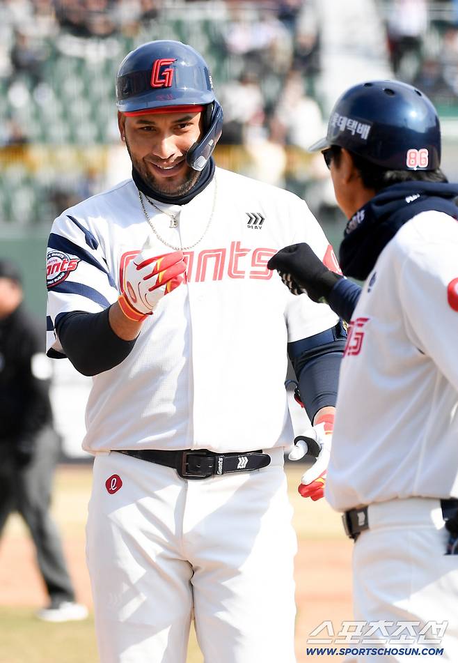 14일 부산 사직야구장에서 열린 KBO리그 롯데 자이언츠와 LG 트윈스의 시범경기. 롯데 레이예스가 안타를 날린 뒤 기뻐하고 있다. 부산=박재만 기자 pjm@sportschosun.com/2026.03.14/