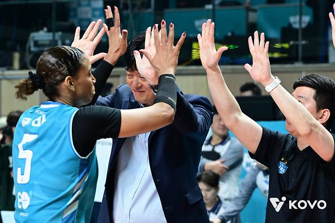 GS칼텍스 주포 실바(왼쪽)가 이영택 감독과 하이파이브하고 있다. 사진제공=KOVO