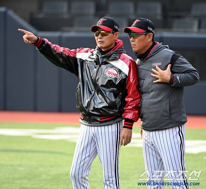 16일 수원KT위즈파크에서 열린 LG와 KT의 시범경기. LG가 5대3으로 승리했다. 염경엽 감독이 김정준 수석코치와 이야기를 나누고 있다. 수원=허상욱 기자wook@sportschosun.com/2026.03.16/