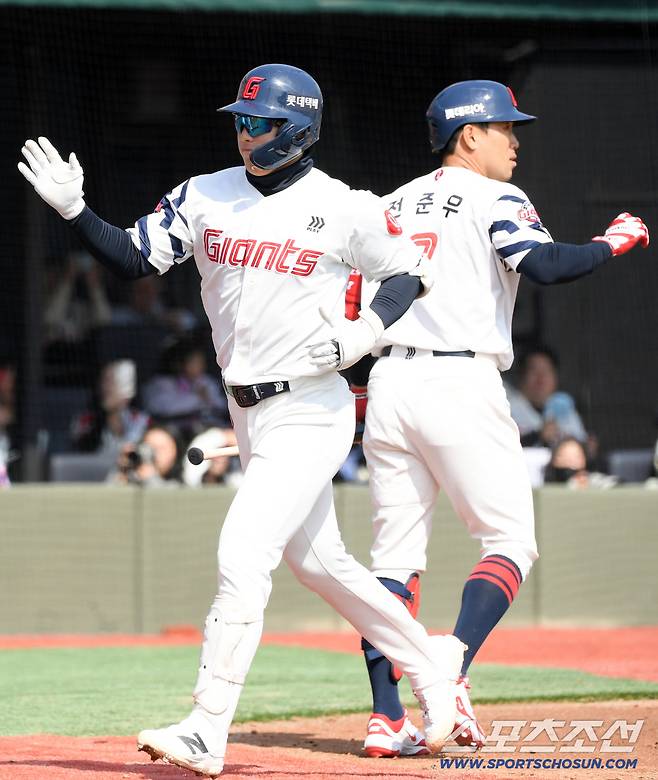 14일 부산 사직야구장에서 열린 KBO리그 롯데 자이언츠와 LG 트윈스의 시범경기. 3회말 2사 2루 롯데 한태양이 투런포를 날린 뒤 기뻐하고 있다. 부산=박재만 기자 pjm@sportschosun.com/2026.03.14/